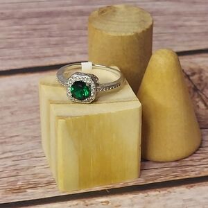 Elegant Silver Colored Ring with Green Stone
